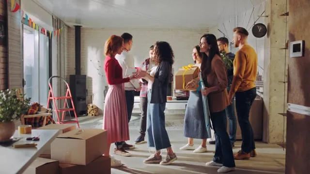 Still frame from the BCR Acasă Plus TV commercial